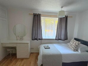 Bügeleisen/Bügelbrett, Internetzugang, Bettwäsche