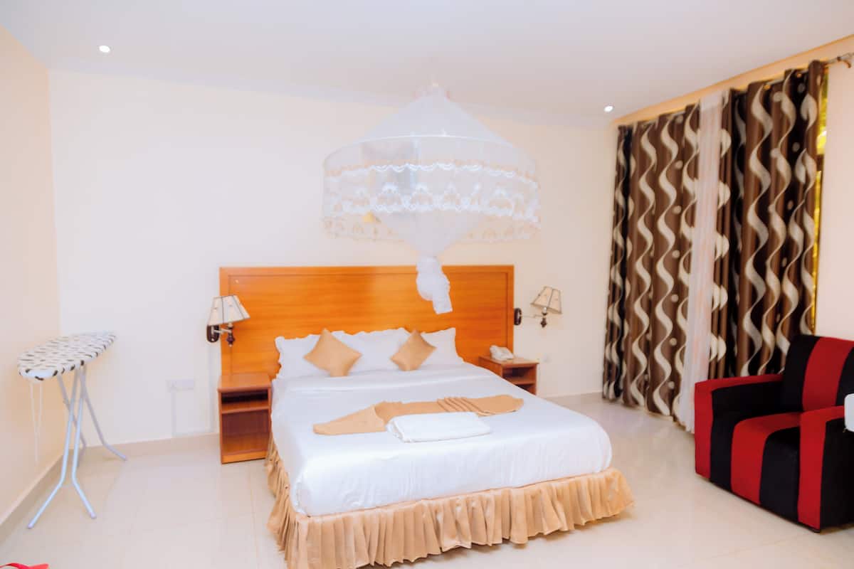 Habitación, balcón, vistas a la colina