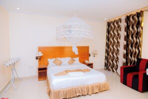 Habitación, balcón, vistas a la colina