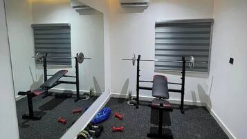 Habitación Deluxe, balcón, vistas a la ciudad | Sala de fitness