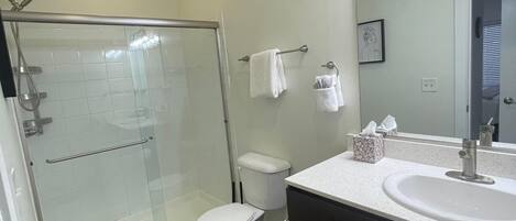 Dusche, Haartrockner, Handtücher, Shampoo