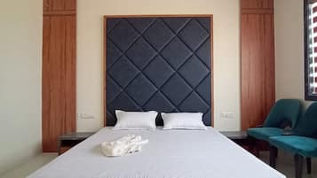 Dobbeltrom – deluxe, byutsikt | Skrivebord og wi-fi (inkludert)