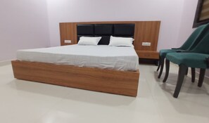 Habitación doble Deluxe, vista a la ciudad | Escritorio y wifi gratis