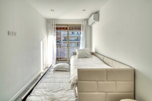 2 bedrooms, desk, iron/ironing board, travel cot - A/C 2bdr/6P flat just two minutes from the beach! (Antibes)