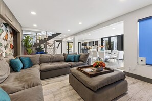 Smart TV - Steps to Beach | Pool + Hot Tub • World Cup 2026 | Soleil Modern by AvantStay (Fort Lauderdale)