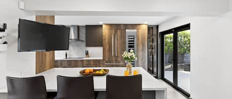 Køleskab, mikrobølgeovn, ovn, kogeplade