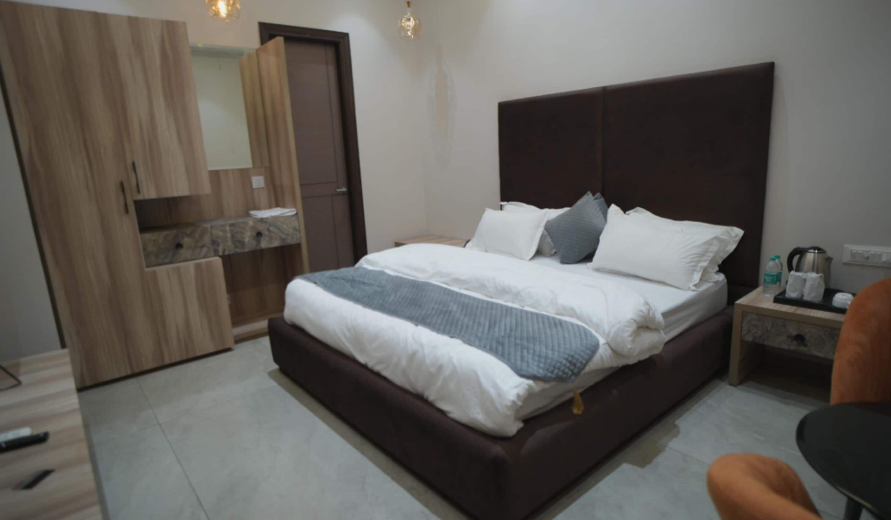 Habitació doble Deluxe, vistes a la ciutat | Escriptori i wifi gratuïta 