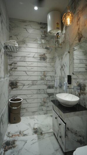 Signature-Doppelzimmer, Stadtblick | Badezimmer | Dusche, kostenlose Toilettenartikel, Handtücher