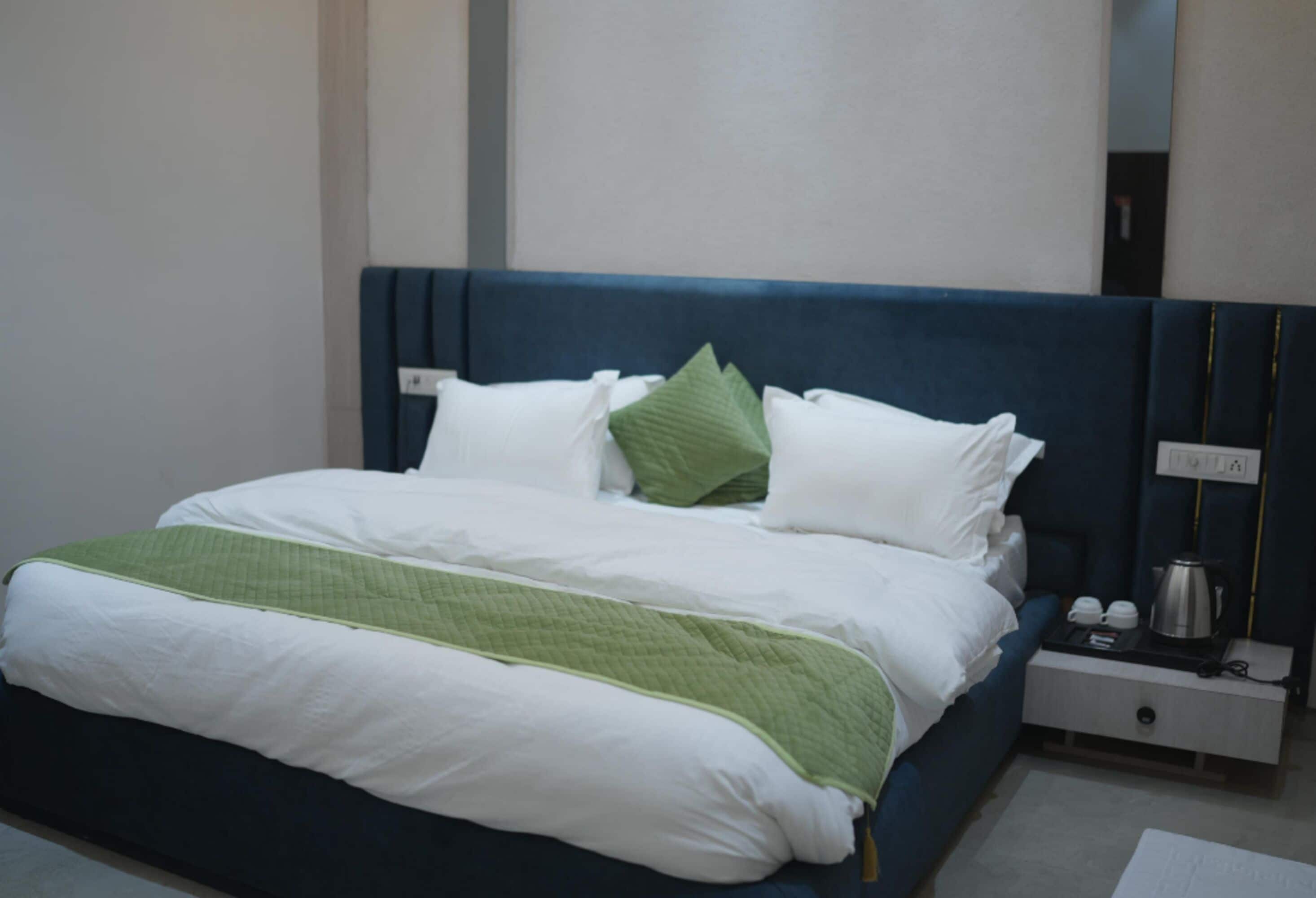 Habitación Signature doble, vistas a la ciudad | Escritorio y wifi gratis