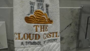 Habitación Deluxe doble, vistas a la ciudad | Baño | Ducha, artículos de higiene personal gratuitos y toallas