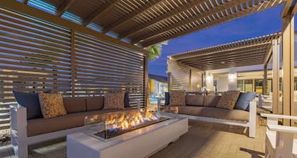 Modern 4BR | Resort Pool + Firepit + Hot Tub + Fitness Center | Summerwell