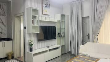 Escritorio, espacio para trabajar con laptop y cortinas blackout