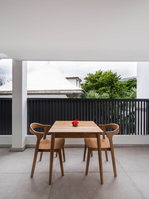 Outdoor dining - Appt Volcanik - L'Escale Bleue Saint-Leu, Reunion Island (Saint-Leu)
