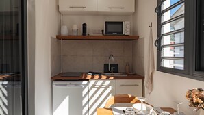 A compact kitchen with a microwave, sink, and wooden countertop. - Appt Belle Dame - L'Escale Bleue Saint-Leu, Réunion (Saint-Leu)