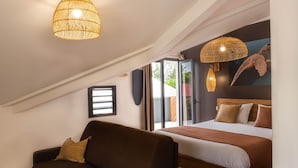 Una camera accogliente con un letto, un divano marrone e un lampadario.