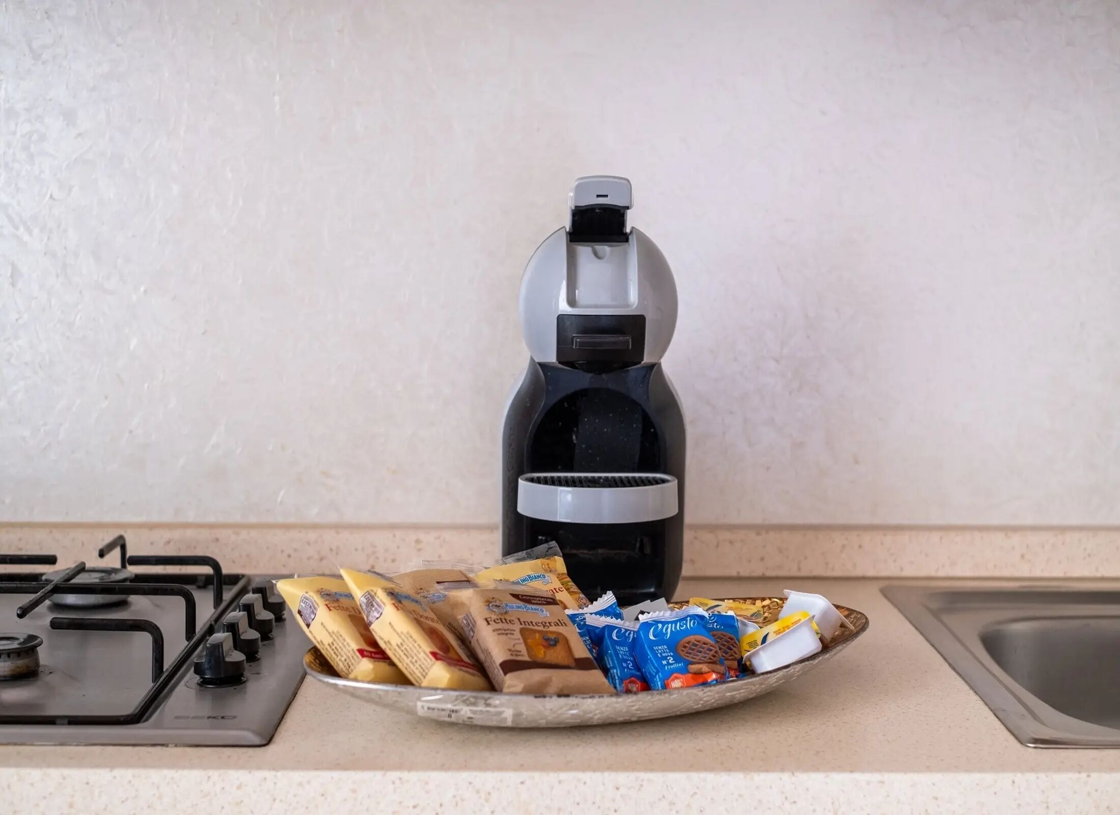 Kühlschrank, Ofen, Herdplatte, Wasserkocher mit Kaffee-/Teezubehör