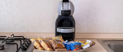 Kühlschrank, Ofen, Herdplatte, Wasserkocher mit Kaffee-/Teezubehör