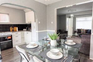 Fridge, microwave, oven, stovetop - Close to City Centre - Mins Away from Anfield Stadium - Free Street Parking (Liverpool)