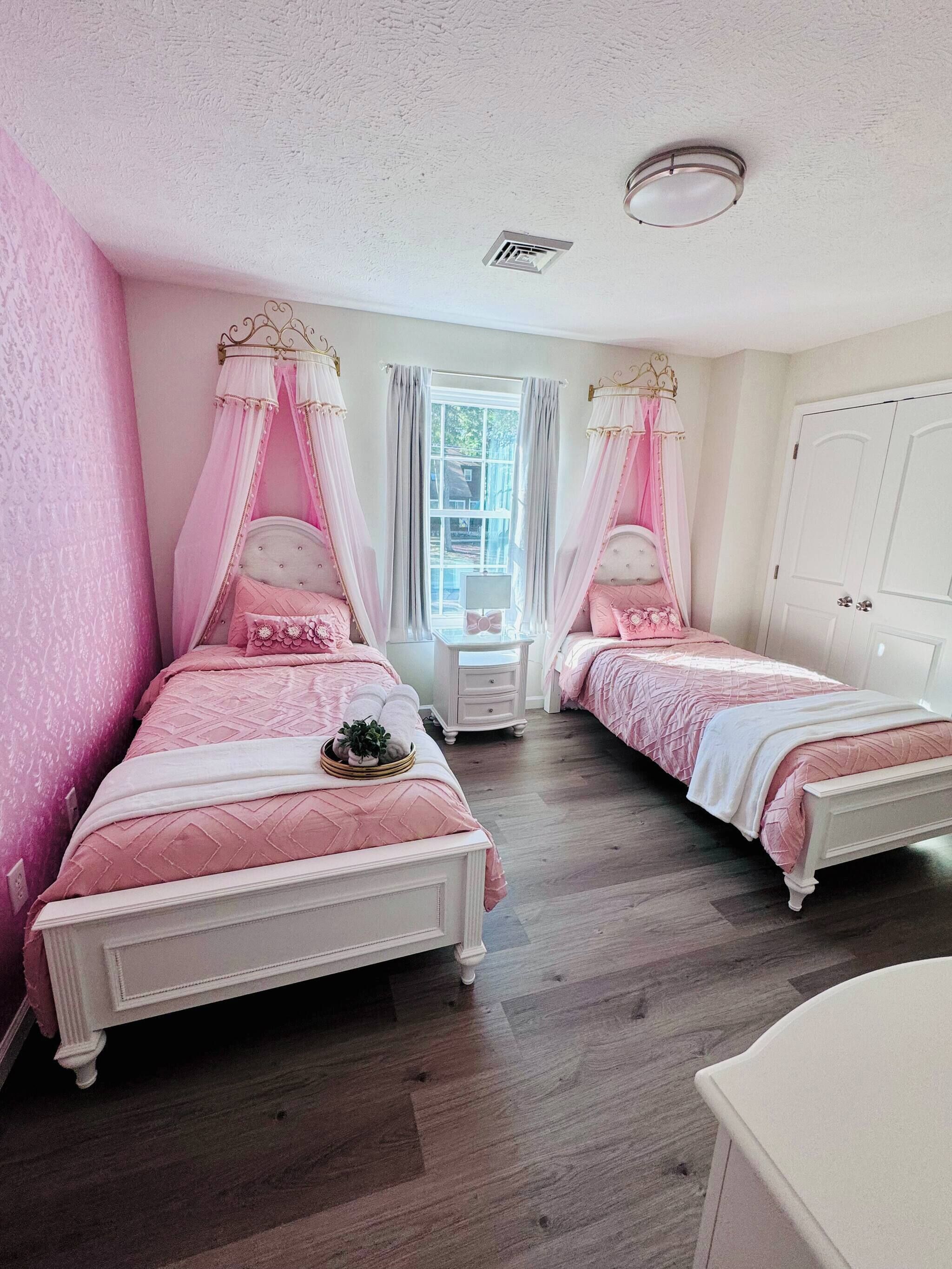 4 bedrooms, iron/ironing board, Internet, bed sheets