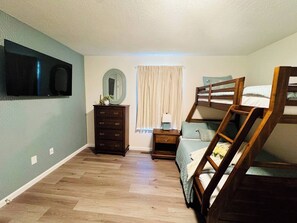 Een strijkplank/strijkijzer, internet, beddengoed, rolstoeltoegankelijk