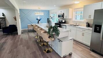 Geladeira, micro-ondas, lava-louças, cafeteira/chaleira