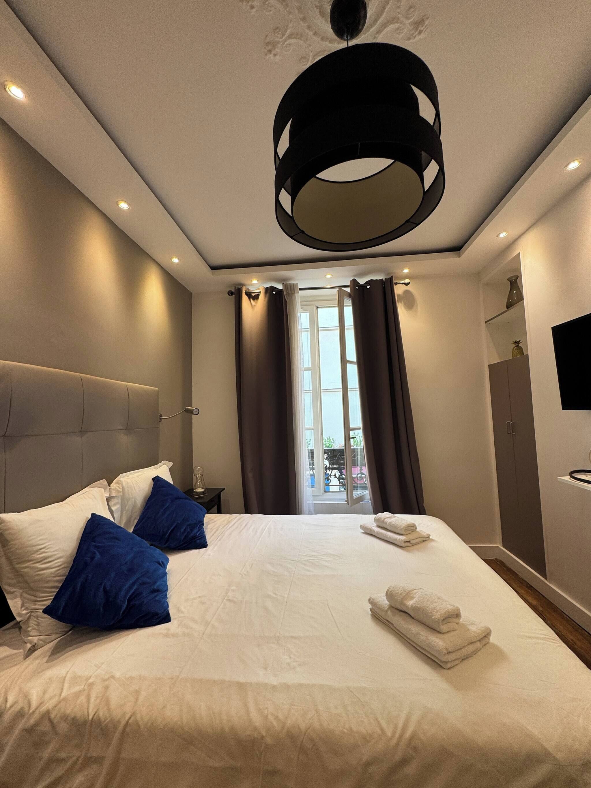 2 bedrooms, iron/ironing board, internet, bed sheets