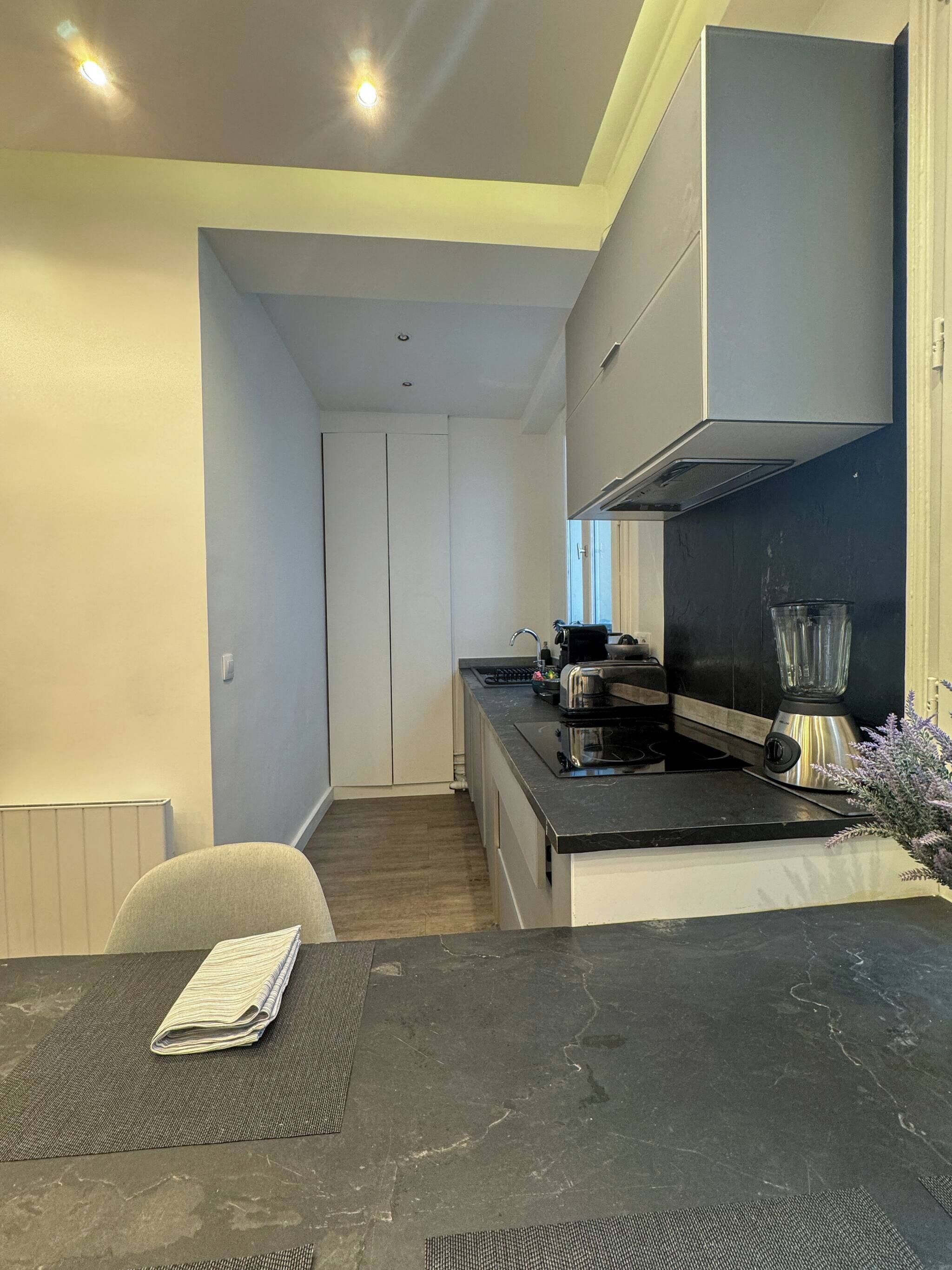 ثلاجة، فرن، ماكينة لصنع القهوة/الشاي، مستلزمات طهي/أطباق/أوعية