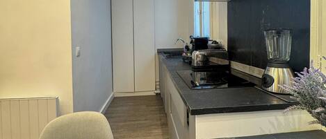 ثلاجة، فرن، ماكينة لصنع القهوة/الشاي، مستلزمات طهي/أطباق/أوعية