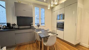 Refrigerador, horno, cafetera y tetera y utensilios de cocina