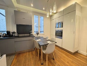 Refrigerador, horno, cafetera y tetera y utensilios de cocina 