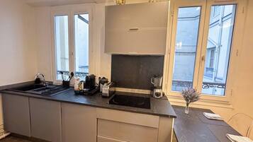 Refrigerador, horno, cafetera y tetera y utensilios de cocina