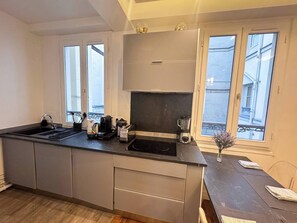 Refrigerador, horno, cafetera y tetera y utensilios de cocina 