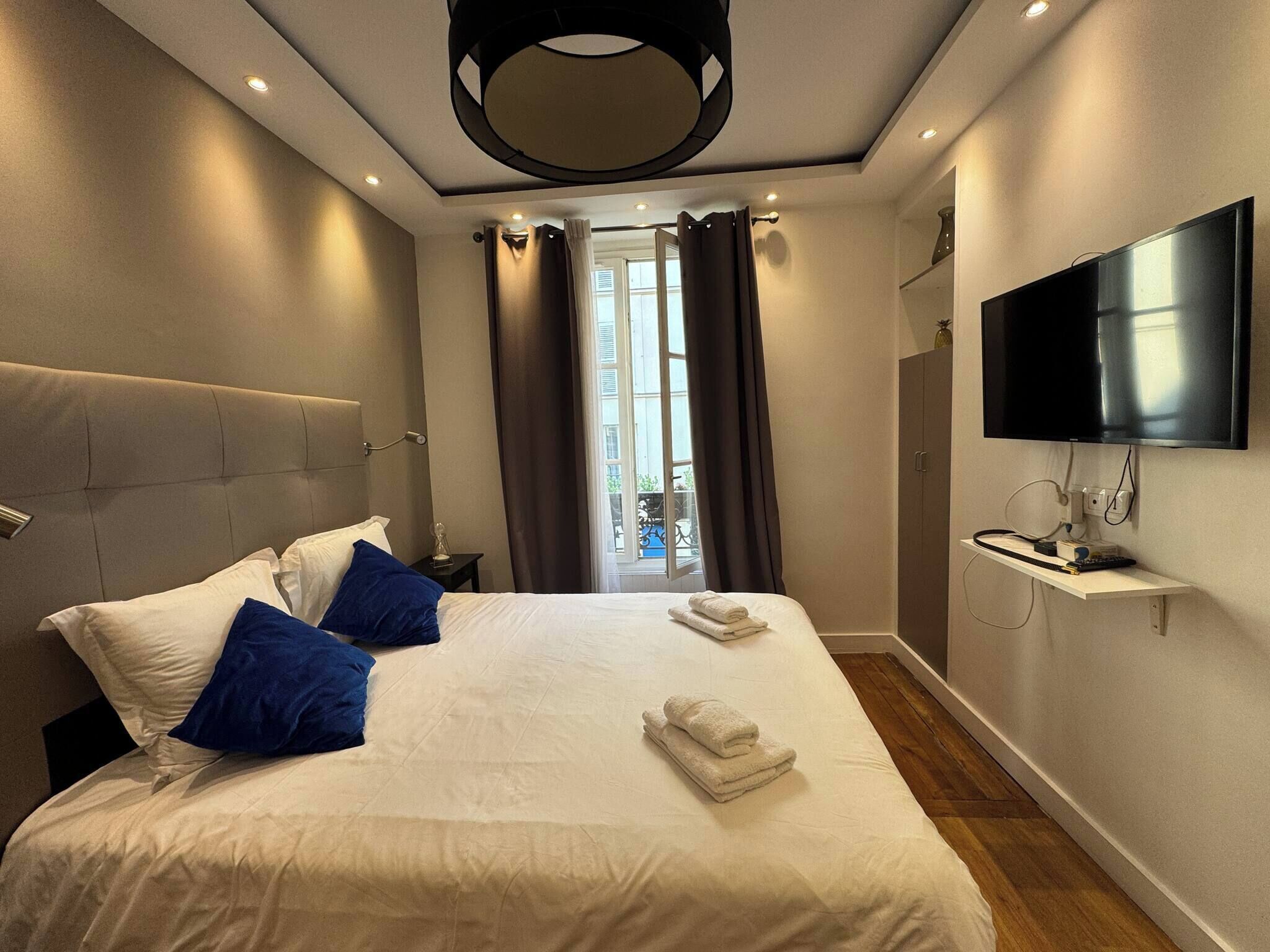 2 bedrooms, iron/ironing board, internet, bed sheets