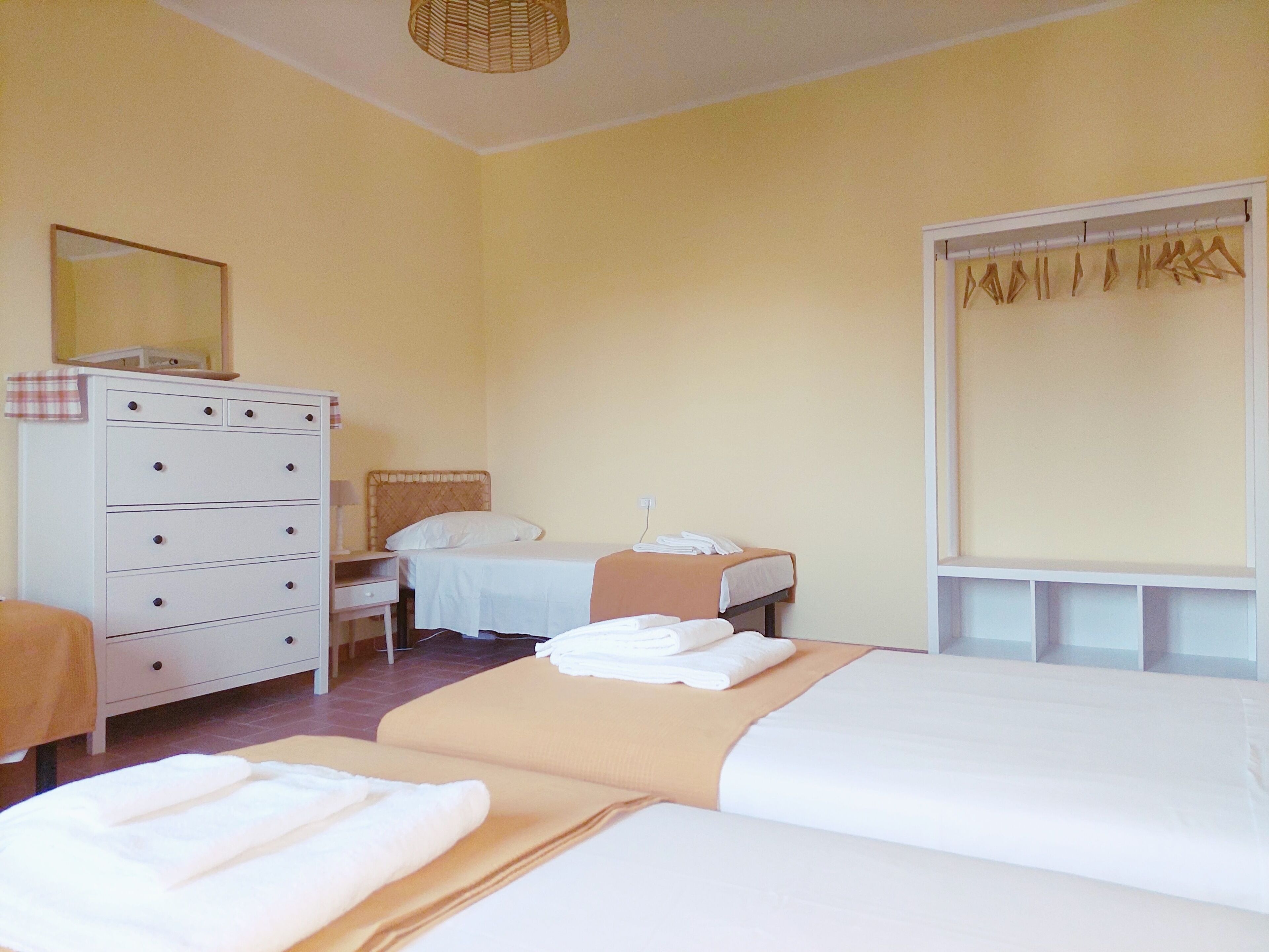 3 habitaciones, tabla de planchar con plancha, internet y ropa de cama 