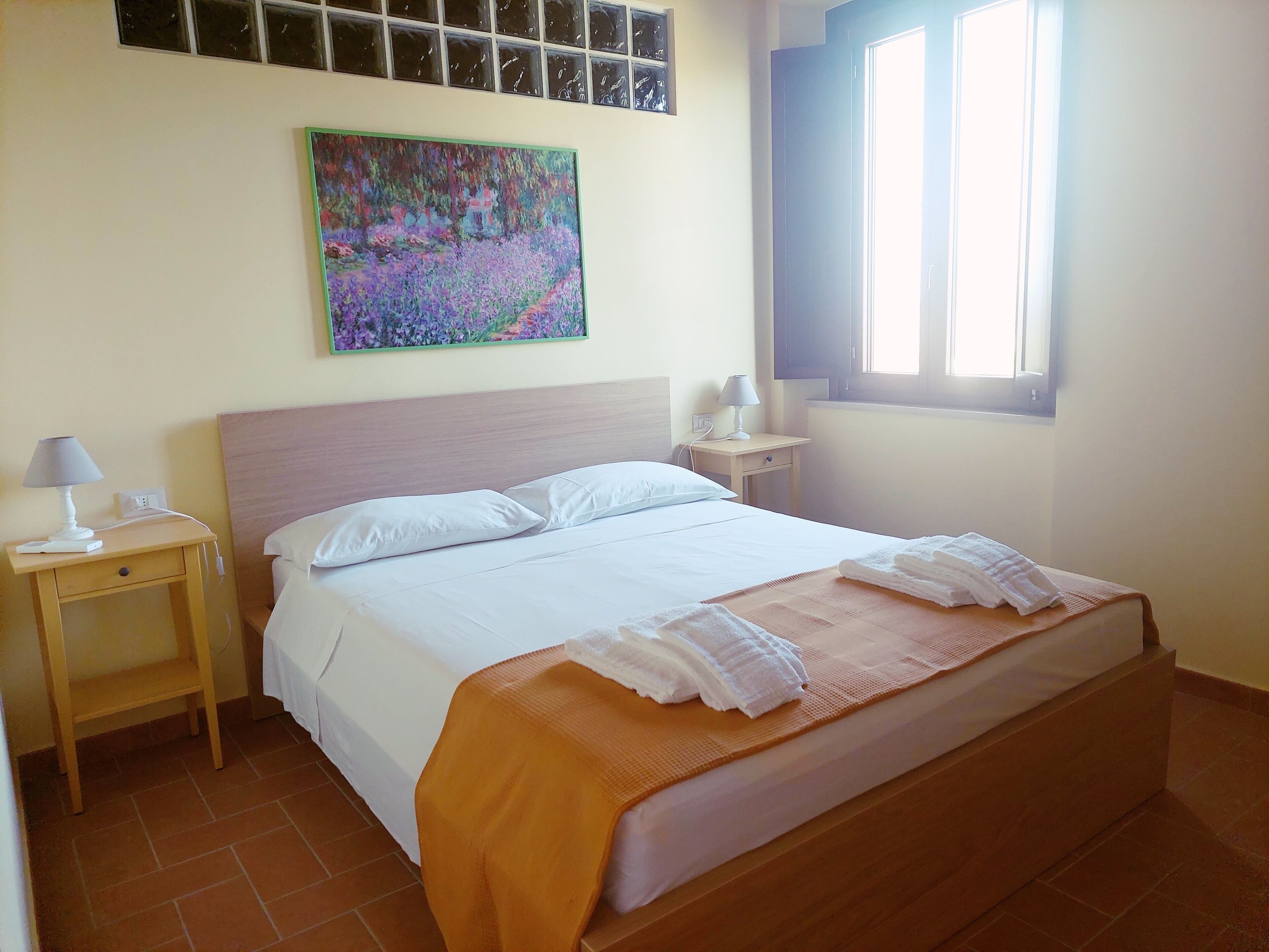 3 bedrooms, iron/ironing board, internet, bed sheets