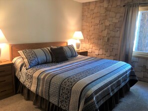 2 bedrooms, Internet, bed sheets - Mammoth Creek Unit 01 (Mammoth Lakes)