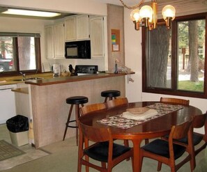 Dining - Mammoth Creek Unit 01 (Mammoth Lakes)