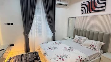 Habitación junior, balcón, vistas a la ciudad | Escritorio, espacio para trabajar con un portátil, wifi gratis