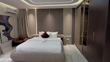 Escritorio, espacio para trabajar con laptop y wifi gratis