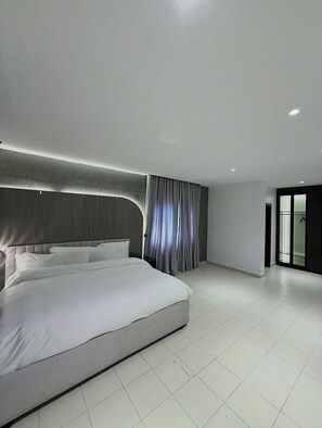 Junior Room, Balcony, City View | Meja, ruang kerja komputer riba, Wi-fi percuma 