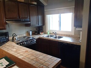 Fridge, microwave, oven, stovetop - Mammoth Creek Unit 08 (Mammoth Lakes)