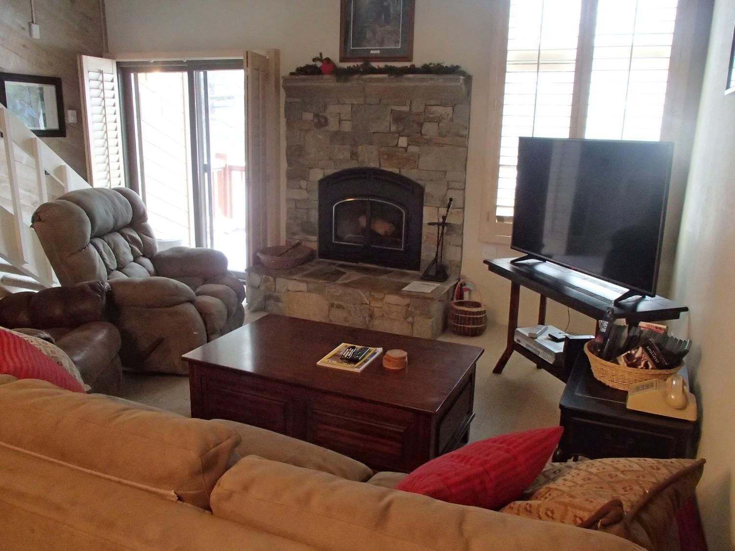 TV, fireplace