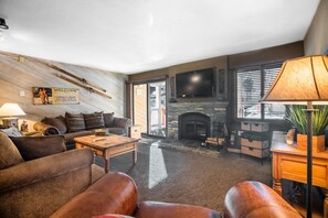 TV, fireplace - Mammoth Creek Unit 17 (Mammoth Lakes)