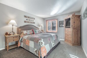 2 bedrooms, Internet, bed sheets - Mammoth Creek Unit 17 (Mammoth Lakes)
