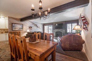 Dining - Mammoth Creek Unit 17 (Mammoth Lakes)