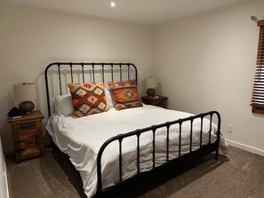 2 bedrooms, iron/ironing board, Internet, bed sheets - Mammoth Creek Unit 39 (Mammoth Lakes)