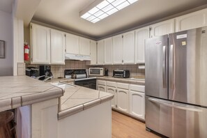 Fridge, microwave, oven, stovetop - Mammoth Creek Unit 45 (Mammoth Lakes)