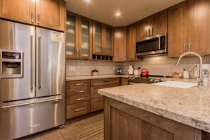 Fridge, microwave, oven, stovetop - Mammoth Creek Unit 57 (Mammoth Lakes)