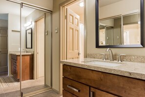 Shower, hair dryer, towels - Mammoth Creek Unit 57 (Mammoth Lakes)