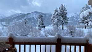 A snow-covered balcony with a view of snow-covered trees and mountains. - Mammoth Creek Unit 31 (Mammoth Lakes)